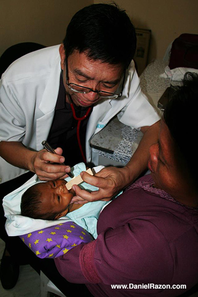 Kuya Daniel’s Isang Araw Lang (Just One Day) advocacy gathers medical practitioners to give free services to the marginalized. (Photo by Rovic Balunsay, Photoville International) 
