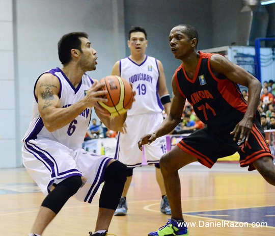 Judiciary's John Hall dribbling to get past the formidable defense put up by MMDA ace player Jeffrey Sanders. (Charlie Miñon | Photoville International)