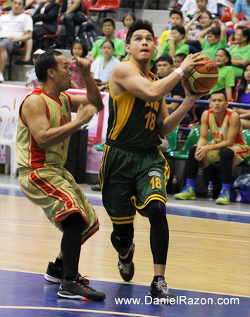 LGU Vanguards guard John Ervic Vijandre (R) during the UNTV Cup Season 2 Elimination Round at the Ynares Sports Arena, Pasig City Philippines  on March 23, 2014. LGU Vanguards snatched the win over DOJ Avengers with the score 102-69. (Photoville International / Maia Garciano)