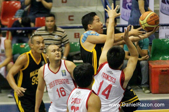 Malacañang forward Paul Yamamoto goes for a lay-up against HOR swingman Gerard Francisco. (Prince Maverick Medina Marquez | Photoville International)