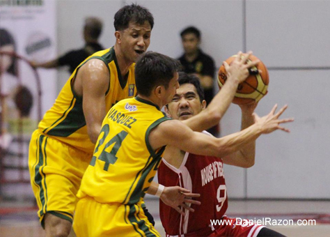 Vanguards guards Kiko Adriano (L) and Victor Vasquez (C) applying intense ball pressure on Solons point guard Niel Tupas, Jr. (R). The LGU Vanguards wins over the HOR Solons, 103-97. (Photo by: Prince Maverick Medina Marquez | Photoville International)