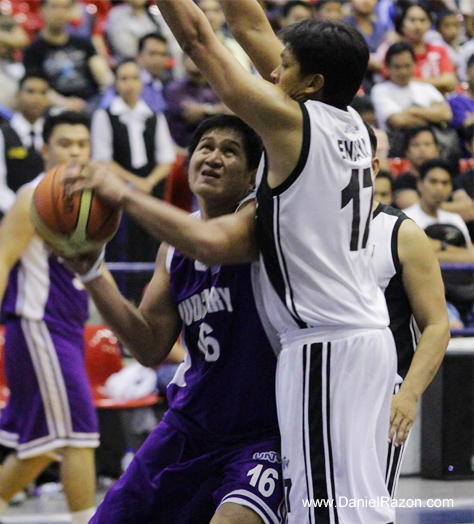 Judiciary’s slotman Rodel Chua works his way for an undergoal stab as Senate forward Ryan Endaya defends the painted area. The Magis wins over the Defenders, 79-71. (Photo by: Prince Maverick Medina Marquez | Photoville International)