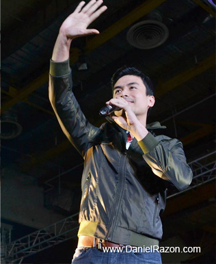 Asia’s Pop Idol Christian Bautista waves to the crowd during a free concert for the senior citizens hosted by UNTV as part of its 10th year event at the World Trade Center last June 26, 2014. (Photo from Photoville International)