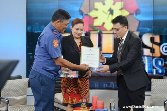 Mr. Public Service Kuya Daniel Razon receives the certificate of appreciation from Police Chief Supt. and PNP’s Director of Police Community Relations Group (PCRG) Nestor Quinsay, Jr. during the special anniversary episode of “Pulis @ Ur Serbis” last month. (Photo courtesy of Photoville International)