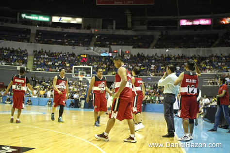 The Philippine Basketball Association (PBA) Legends plays a warm-up match against the UNTV Cup All-Stars for the benefit of the legendary basketball player Samboy “Skywalker” Lim during the finals night of the UNTV Cup Season 3 held on April 28, 2015 at the Smart-Araneta Coliseum. (Photo courtesy of Photoville International) 