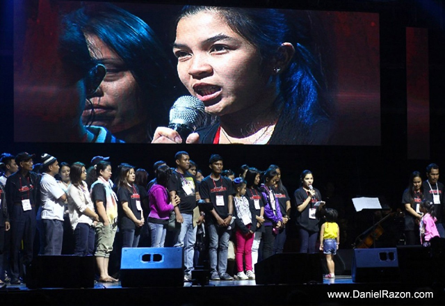Erica Pabalinas, widow of Senior Inspector Ryan Pabalinas, thanks Songs for Heroes organizers during the first run of the benefit concert at the SM Mall of Asia (MOA) Arena on March 19, 2015. (Photo courtesy of Photoville International)