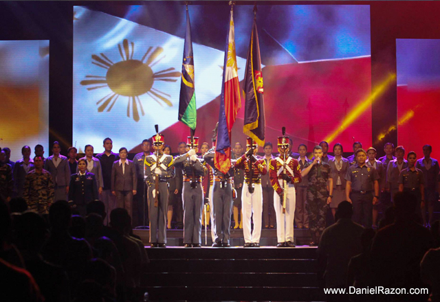 The concert starts with the Philippine national anthem "Lupang Hinirang" as our men in uniform carry the Philippine flag and the coat of arms of the Armed Forces of the Philippines (AFP) and Philippine National Police (PNP) on stage. Interestingly, part of the concert’s "Songs for Heroes 2: Ang Mamatay nang Dahil Sa'yo" bears the final line of the national anthem's lyrics. (Photo courtesy of Photoville International)