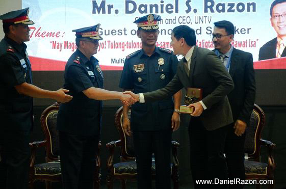 Progressive Broadcasting Corporation president Mr. Atom Henares receives the plaque of appreciation in behalf of UNTV. The Philippine National Police Community Relations Group cites the station’s efforts in bridging the gap between the police and the people for the recognition. (Photo courtesy of Photoville International)