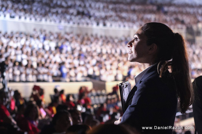 Guinness World Records adjudicator Ms. Fortuna Burke Melhelm watches the strong 8,688 choristers of Ang Dating Daan Chorale as they perform choreographed praise songs during the Ang Dating Daan 35th anniversary. (Photo courtesy of Photoville International)