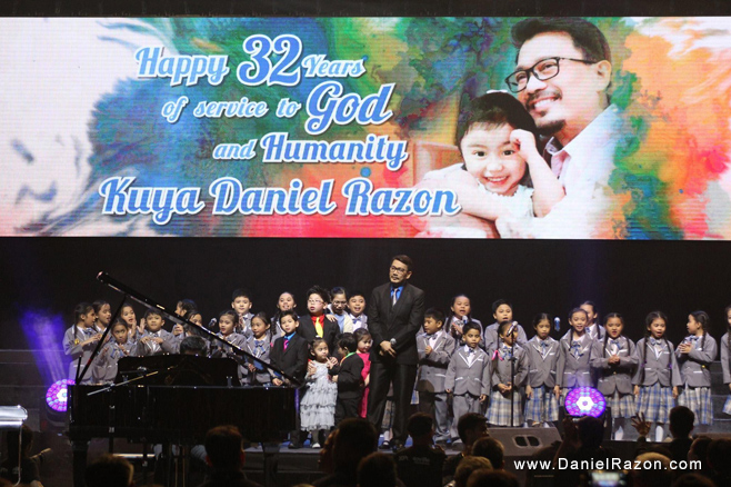 Mr. Public Service Kuya Daniel Razon sings with children on his birthday charity concert held at the Smart-Araneta Coliseum.