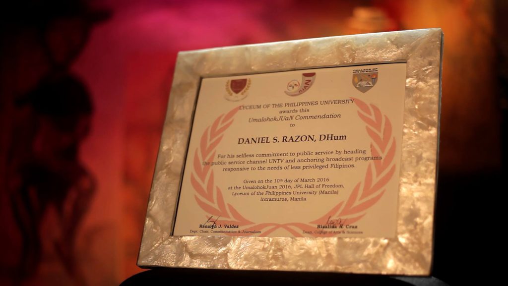 Mr. Public Service Daniel Razon receives the UmalohokJUan commendation of Lyceum of the Philippines Manila for showing unwavering commitment to help the poor. (Photo courtesy of Photoville International) 