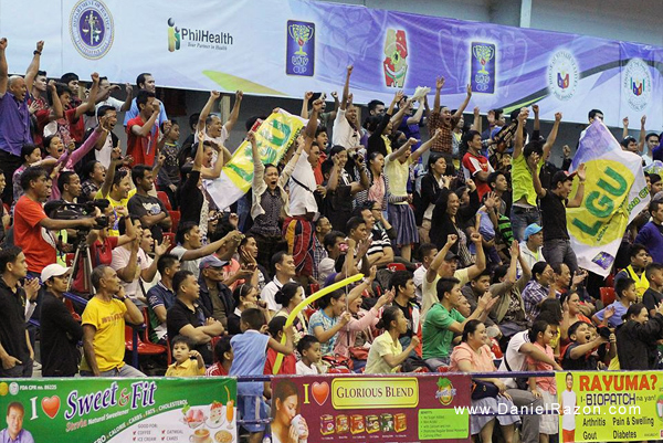 Big roars and cheers from the crowd for LGU Vanguards. The Vanguards fires up 66 points over MMDA Black Wolves’ 62. (Maia Garciano | Photoville International)
