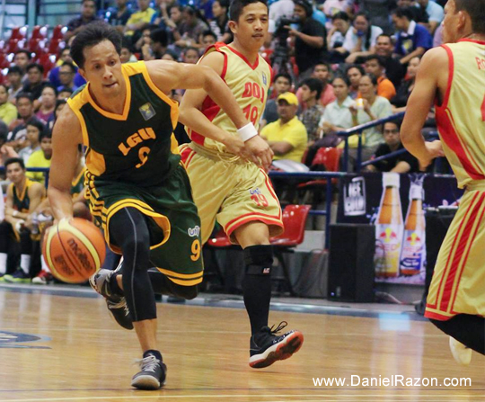 LGU Vanguards Shooting Guard Francis Adriano (L) dashes to keep ball possession during the UNTV Cup Season 2 Elimination Round at the Ynares Sports Arena, Pasig City, Philippines on March 23, 2014. The Vanguards snatches the victory from DOJ Avengers with the score 102-69. (Maia Garciano | Photoville International)