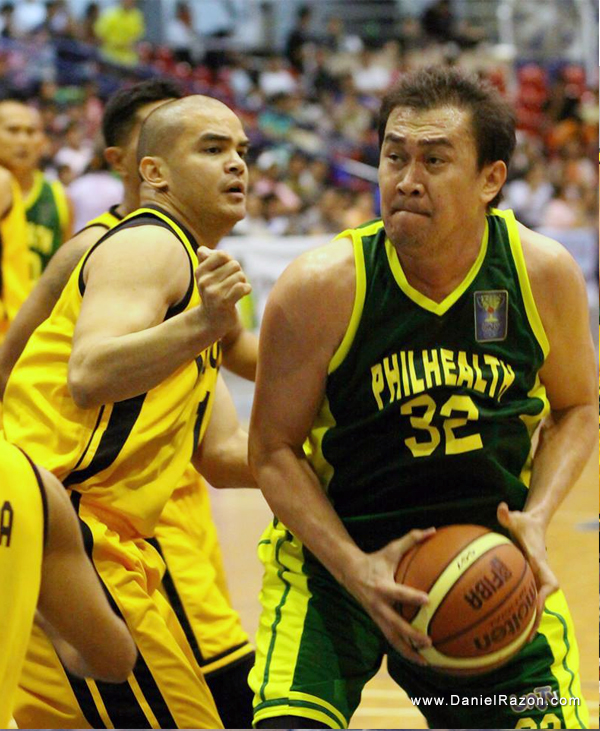 Reinforcement players Poch Juinio of PhilHealth and Jenkins Mesina of Malacañang battle under the rim. PhilHealth won over Malacañang, 76-61. (Russel Julio | Photoville International)