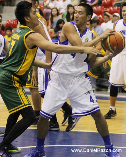 PNP Responders Ollan Olivar Omiping (R) protects the ball against LGU Vanguards Off Guard Arnold Jucutan (L) during the UNTV Cup Season 2 Second Round Eliminations at the Ynares Sports Arena, Pasig City, Philippines on 27 April 2014. (Maia Garciano | Photoville International)