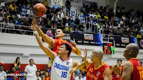 Malacañan Kamao Forward Eric Dela Cuesta forces his way inside the lane for a layup against the defense of Rysal Castro of the Ombudsman Graftbusters. (Photo by Marlon Bonajos, Photoville International) 