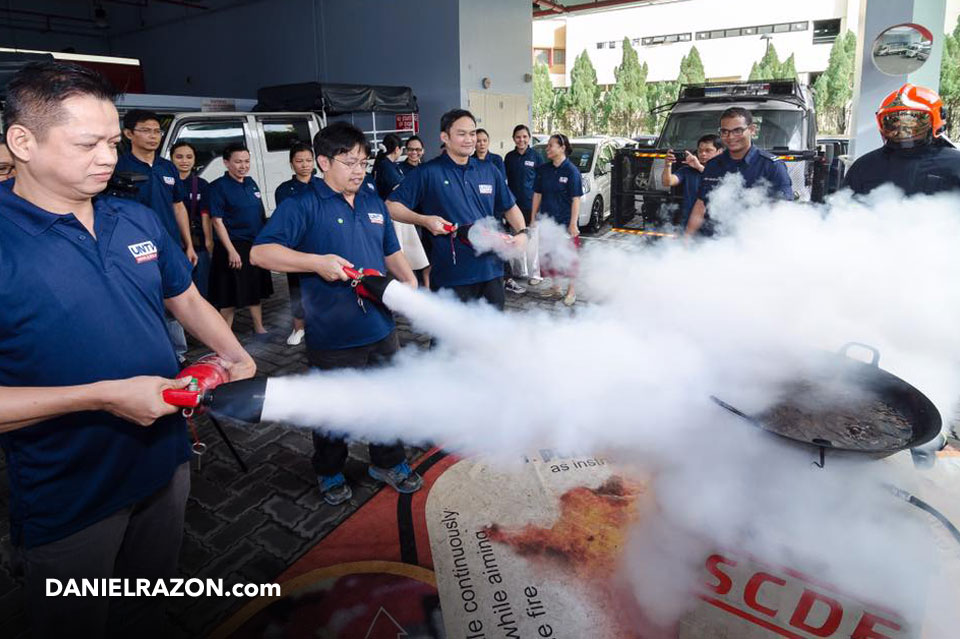 In the fire safety drill conducted by the SCDF, UNTV volunteers and correspondents test the fire extinguisher device to stop the spread of the fire and smoke. (Source: Photoville International)