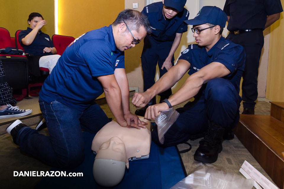 UNTV Senior Correspondent Robert Navoa took part in the hands-only CPR (Cardiopulmonary Resuscitation) training. (Source: Photoville International)